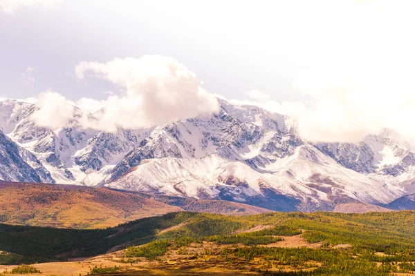 雲の下の雪に覆われたピークを持つ山範囲 山の谷や崖の風景 — ストック写真