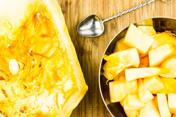 Pedaços Abóbora Fresca Mesa Madeira Cozinha Caseira Comida Saudável — Fotografia de Stock