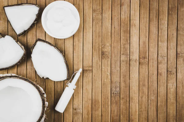 Peças Coco Cosméticos Uma Mesa Madeira Creme Leite Coco Manteiga — Fotografia de Stock