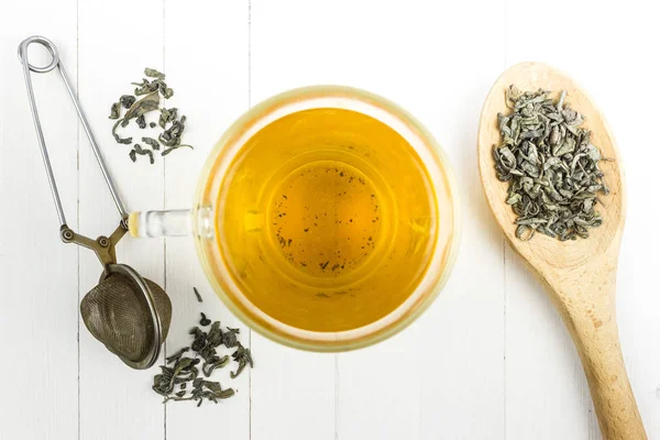 Tasse Und Trockener Tee Holzlöffel Auf Dem Tisch — Stockfoto