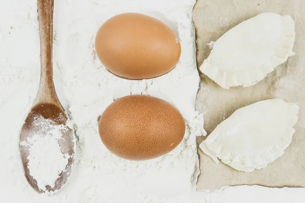 Uovo Intero Cucchiaio Legno Fondo Farina Preparazione Cottura Forno Impasto — Foto Stock