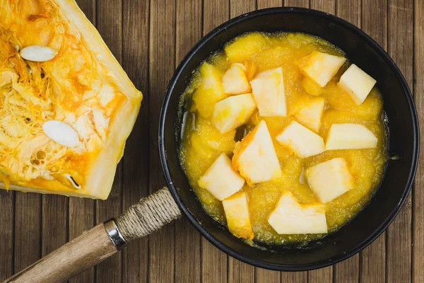 Partes Abóbora Uma Panela Uma Mesa Madeira Cozinha Caseira Abóbora — Fotografia de Stock