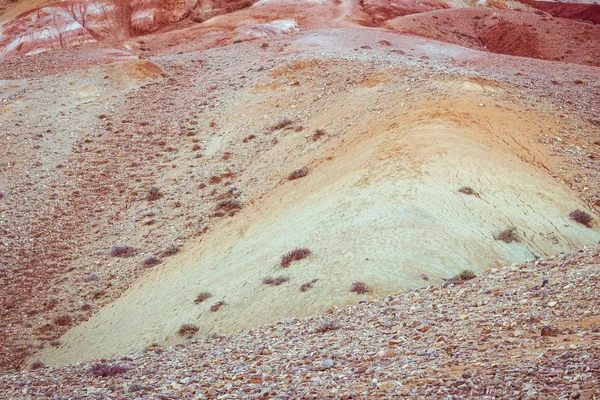 カラフルな赤い丘やパステル カラーの渓谷 秋の気分 自然のアルタイ山脈を通過 — ストック写真