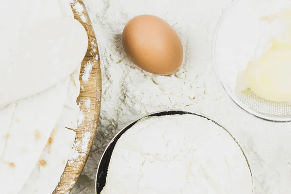 Gli Ingredienti Cottura Uovo Impasto Nel Piatto Preparazione Pane Fatto — Foto Stock