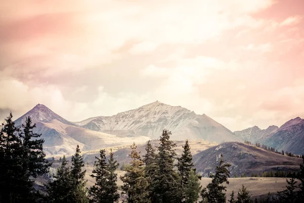 Widok Dolinę Góry Pastelowych Kolorów Snowy Grzbiet Skał Pod Chmurami — Zdjęcie stockowe