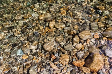 Su altında dağ nehir taşları