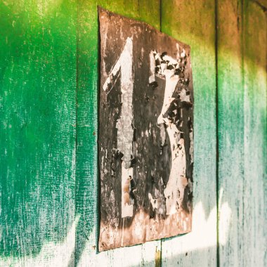 Eski ahşap duvar üzerinde 13 numara. Ev numarası, lanet olsun düzine.