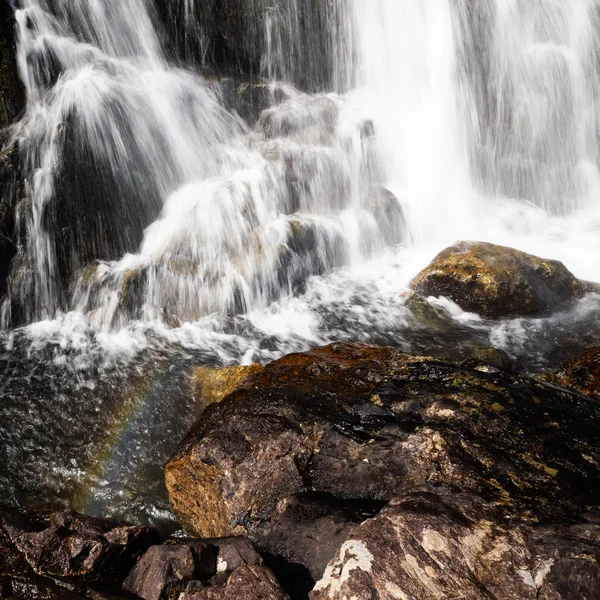 Lodräta Vattenfall Bergarter Mountain River Bergen — Stockfoto