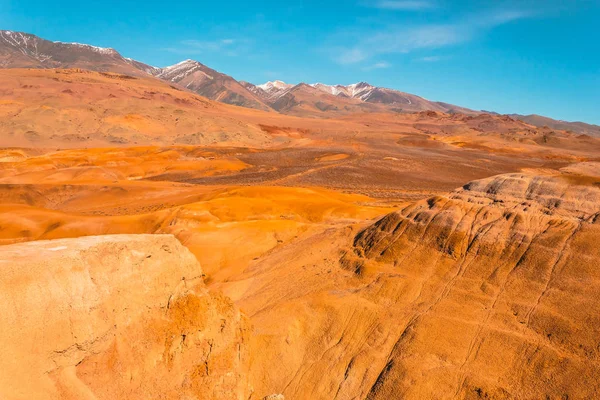 Pedras Amarelas Vermelhas Sob Céu Azul Paisagem Deserto Com Montanhas — Fotografia de Stock
