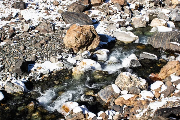 Bergfluss Winter Zwischen Felsen Fließt Kaltes Wasser Reise Auf Dem — Stockfoto