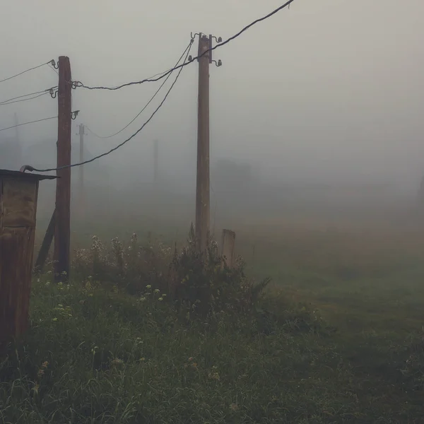Vieux Poteaux Puissance Dans Brouillard Mystique — Photo