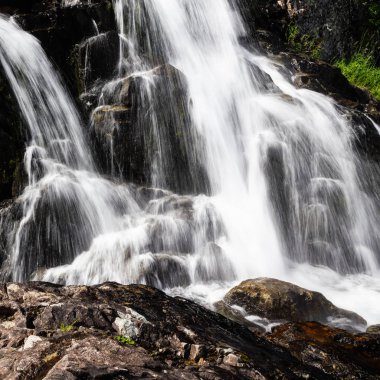 Dikey şelale kayalarda. Dağlarda dağ nehir.