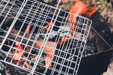 Metal ızgara açık yanıyor. Barbekü piknik pişirme.