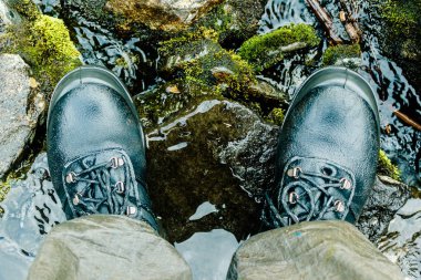 Siyah Dağ nehirde botlar. Ayakkabılar için turist, hiking. Su geçirmez çizme.