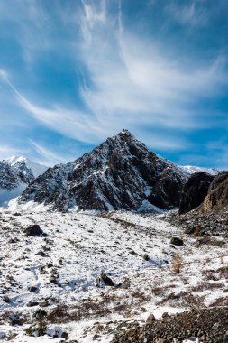 Kar ve mavi gökyüzü altında dağın tepesine. Kayalara alipinism tırmanma. Altay dağ gorge kış Panoraması.