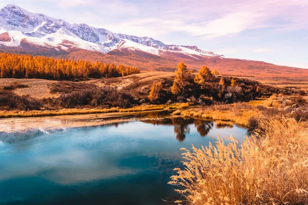 山と湖のクリア表面の雲の反射 山で黄金色の秋 — ストック写真