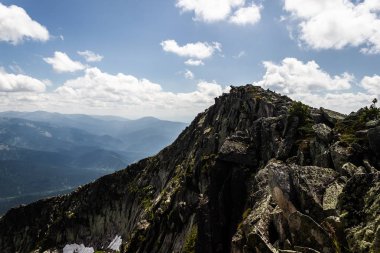 Taşların altında mavi gökyüzü bulutlu. Dağ vadinin görünümü. Turizm, seyahat dağlar.