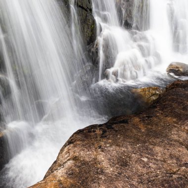Dikey şelale kayalarda. Dağlarda dağ nehir.