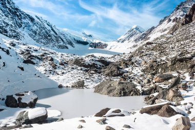 Kar ve mavi gökyüzü altında dağın tepesine. Kayalara alipinism tırmanma. Altay dağ gorge kış Panoraması.