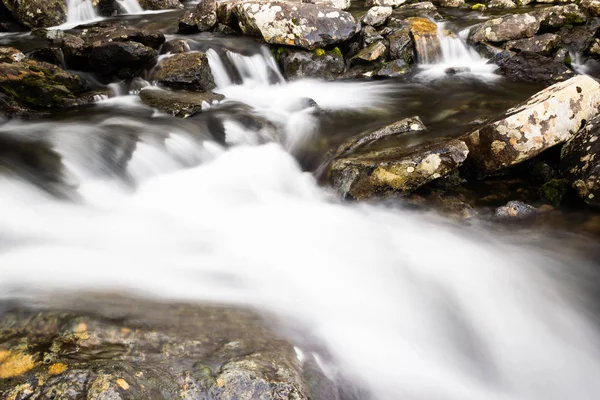 Vattenfall Bergen Snabbt Flöde Floden Vatten Bergarter Resa Längs Floden — Stockfoto