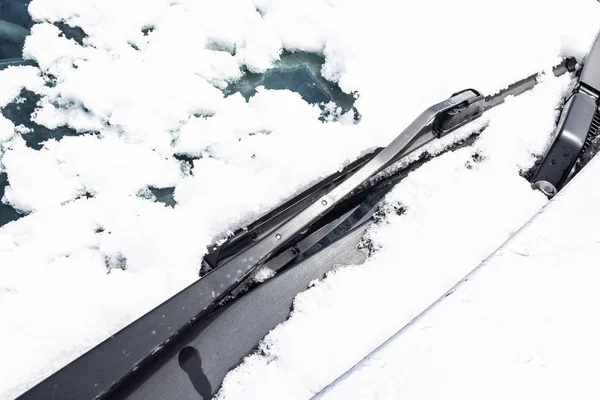 汽车挡风玻璃和雨刮器在雪 城市降雪 天气变化 — 图库照片