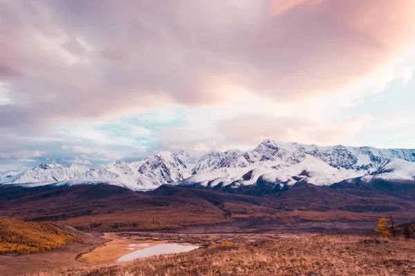 山の範囲上のピンクと紫の雲 夕焼けや秋の山の夜明け 山の谷へのハイキング旅行 — ストック写真