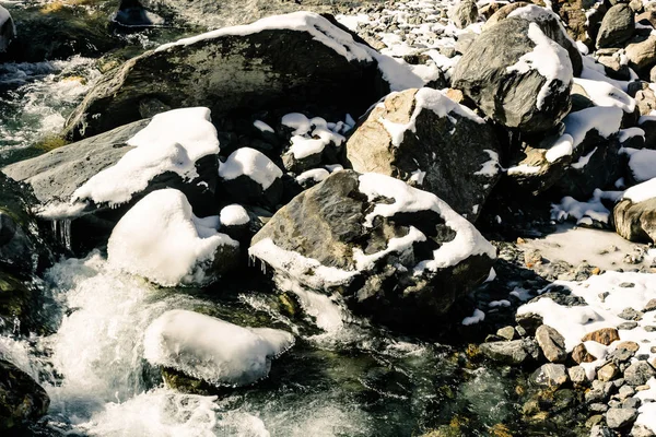 Górskie Rzeki Zimie Zimna Woda Płynie Wśród Skał Onriver Podróż — Zdjęcie stockowe