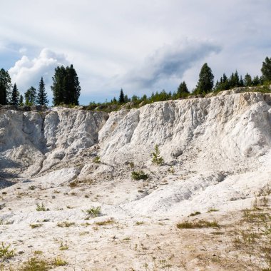 Talk kariyer çıkarılması. Terk edilmiş beyaz taş ocağı orman.