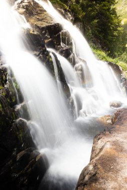 Dikey şelale kayalarda. Dağlarda dağ nehir.