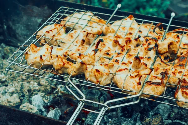 Het Koken Van Vlees Brand Bak Vlees Metalen Raster Barbecue — Stockfoto