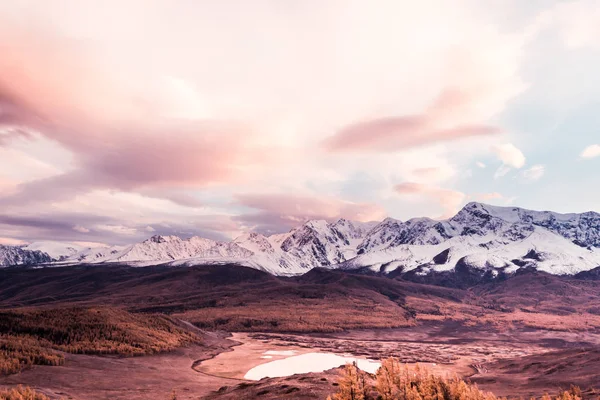 Nuvole Rosa Viola Sopra Catena Montuosa Tramonto Alba Montagna Autunno — Foto Stock