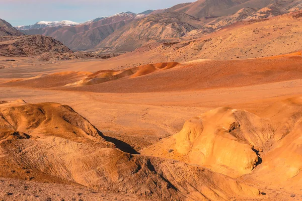 Pedras Amarelas Vermelhas Sob Céu Azul Paisagem Deserto Com Montanhas — Fotografia de Stock