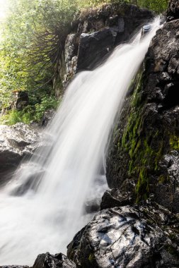 Dikey şelale kayalarda. Dağlarda dağ nehir.