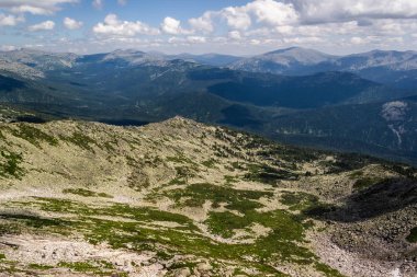 Taşların altında mavi gökyüzü bulutlu. Dağ vadinin görünümü. Turizm, seyahat dağlar.
