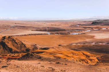 Bozkır sarı kum ile düz. Sıcak güneşin altında sarı toprak. Dağ boş Vadisi. Seyahat altay.