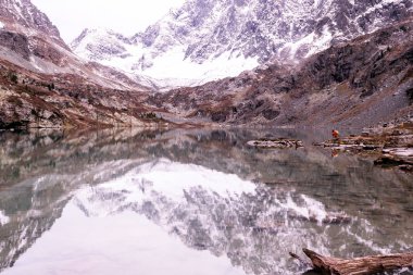 Kışın dağ gölü. Şafak kayalarda. Dağ Vadisi Nehri boyunca seyahat