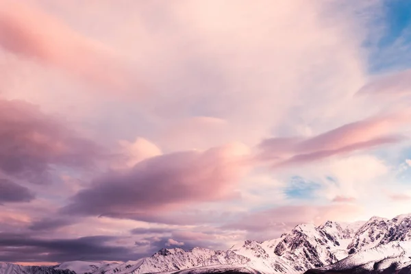 山の範囲上のピンクと紫の雲 夕焼けや秋の山の夜明け 山の谷へのハイキング旅行 — ストック写真