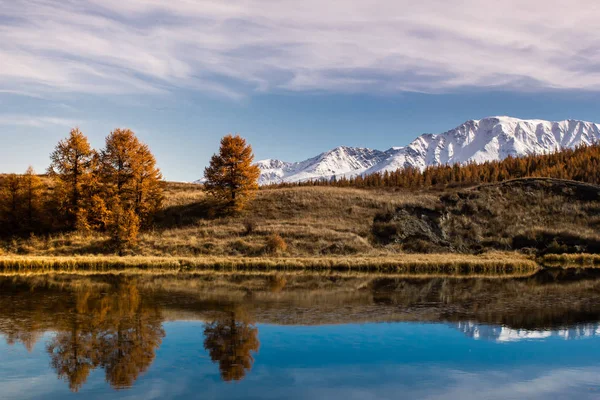 Reflektion Över Bergen Och Moln Tydlig Ytan Sjön Gyllene Höst — Stockfoto