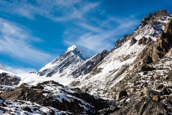 Κορυφή Του Βουνού Κάτω Από Χιόνι Και Τον Μπλε Ουρανό — Φωτογραφία Αρχείου