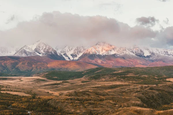 Valle Con Cresta Rocce All Orizzonte Crinale Innevato Montagne Sotto — Foto Stock