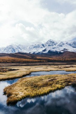 Dağlar ve açık göl yüzeyine bulutlarda yansımasıdır. Dağlarda altın sonbahar.