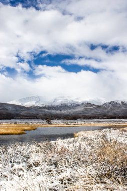 Taze kar göl kenarında. Geç sonbaharda dağ Vadisi