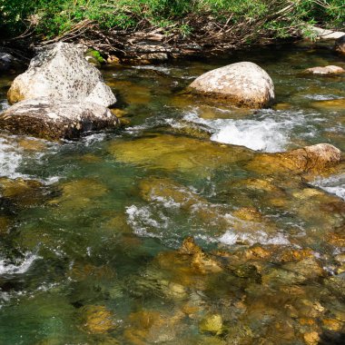 Hızlı dağ nehir taşları akışı ile