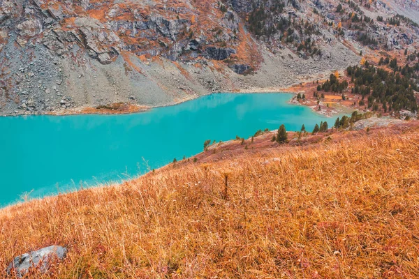 Turkosa Sjön Bergen Floden Bergarter Höst Resa Berget Dalen — Stockfoto