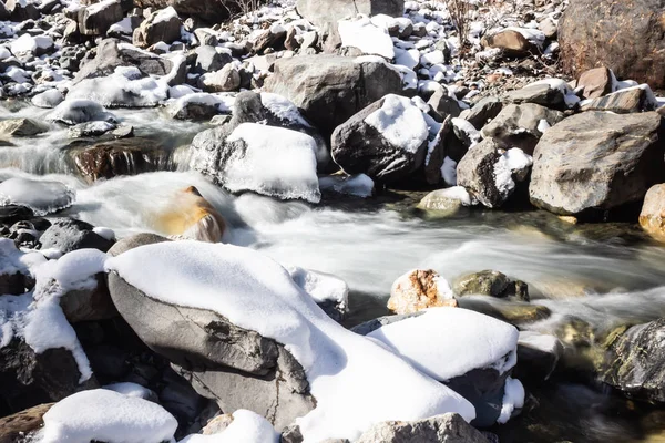 Bergfluss Winter Zwischen Felsen Fließt Kaltes Wasser Reise Auf Dem — Stockfoto