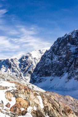 Kar ve mavi gökyüzü altında dağın tepesine. Kayalara alipinism tırmanma. Altay dağ gorge kış Panoraması.