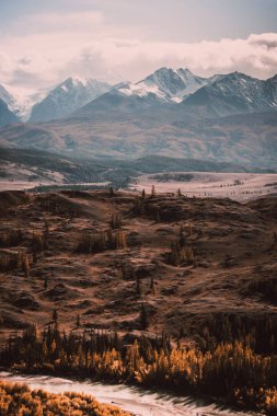 Ufuk buzlu ridge Vadisi. Sonbahar gökyüzü altında Dağları'nın karlı ridge