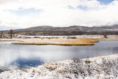 Taze kar göl kenarında. Geç sonbaharda dağ Vadisi