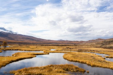 Sonbahar panorama. Dağ ve göl manzarası. Ufukta dağ. Dağ Vadisi nehirler ile seyahat.