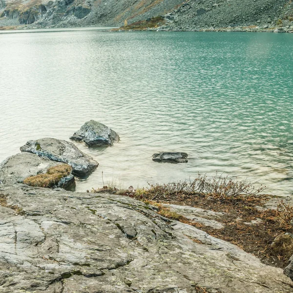 Kamenný Břeh Horského Jezera Tyrkysová Voda Řece — Stock fotografie